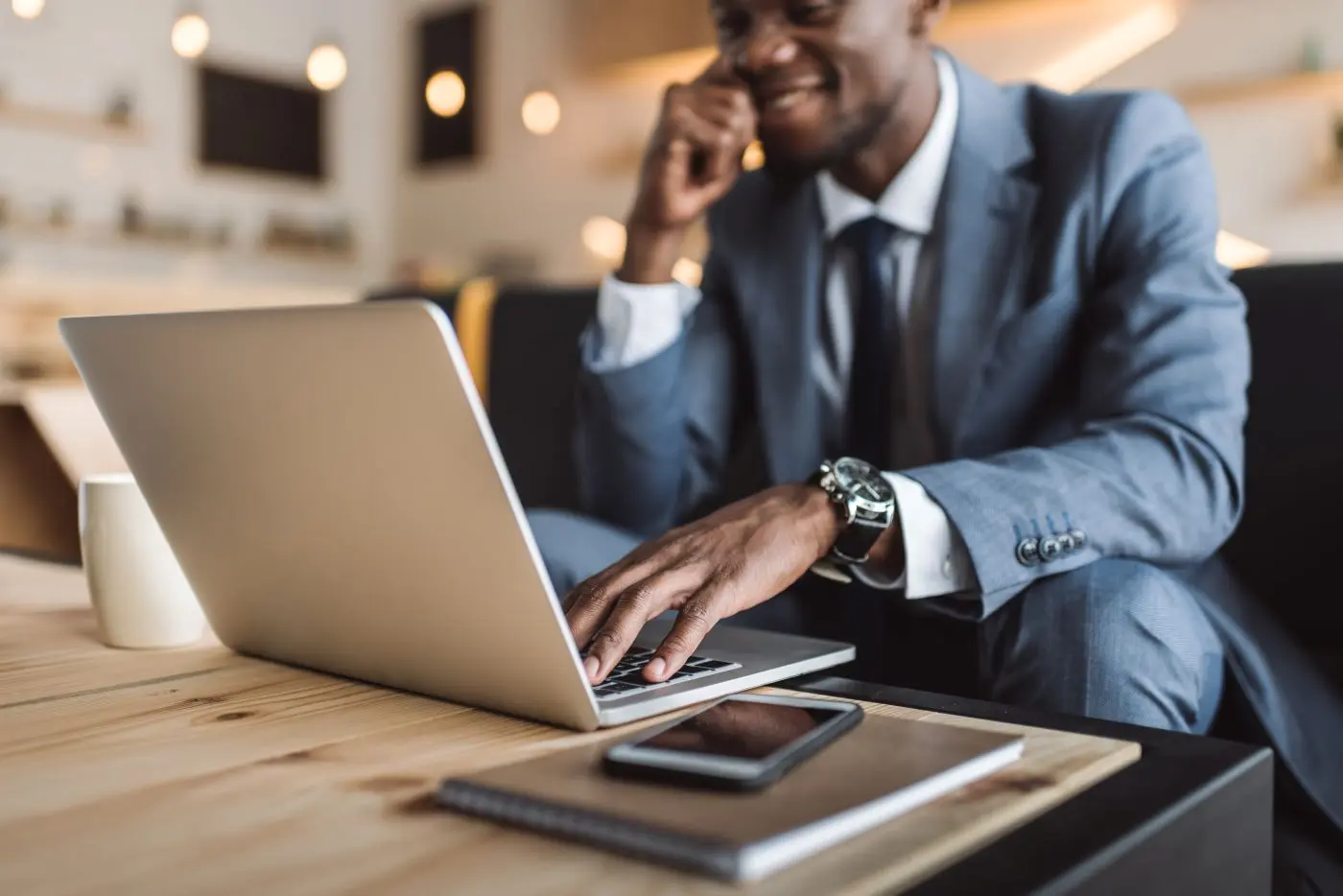 Geschaeftsmann Am Smartphone Und Laptop