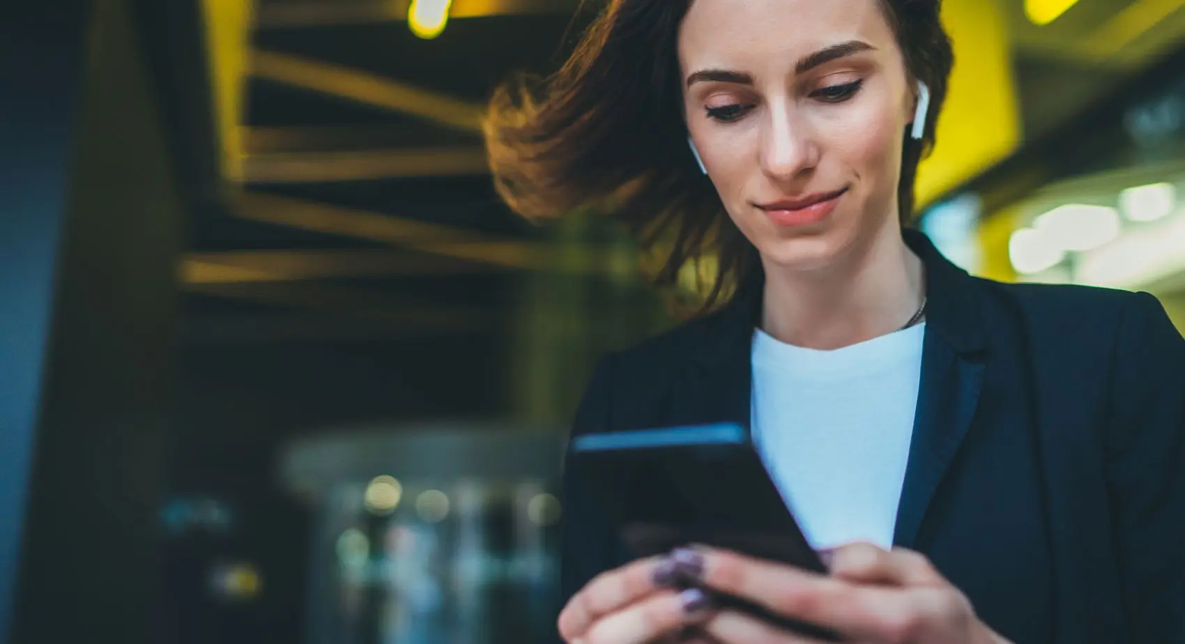 Frau informiert sich am Handy über Reiserisikomanagement-Unternehmen