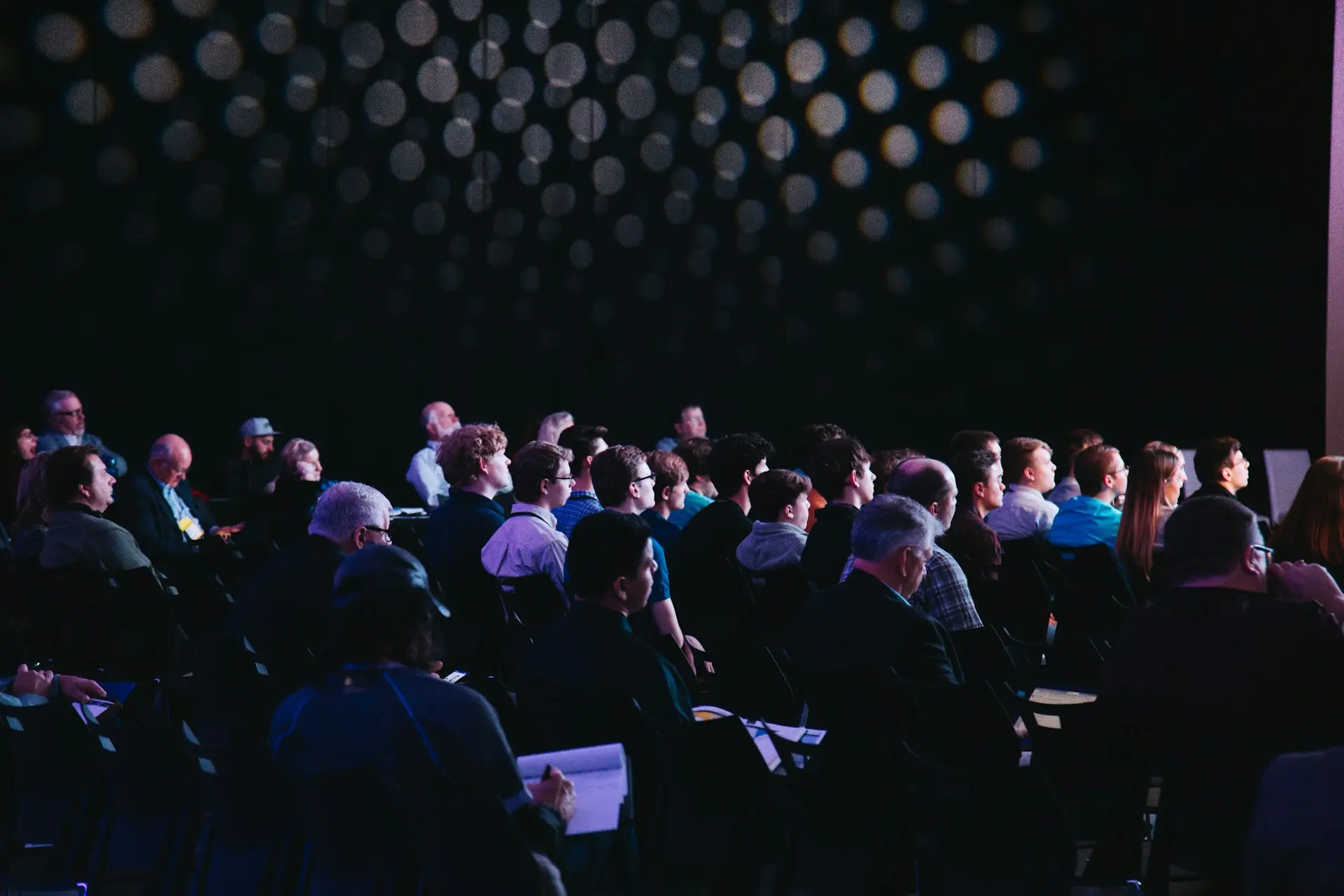 Conference audience headway-F2KRf_QfCqw-unsplash