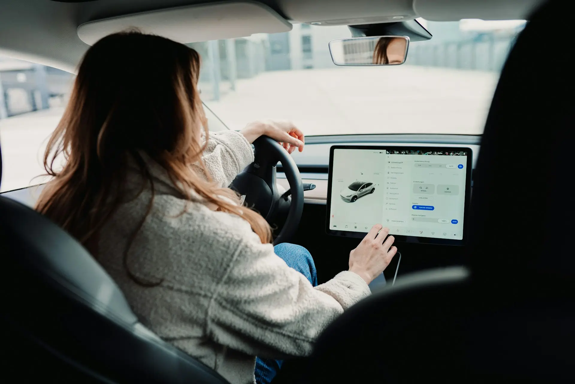 Woman driving car Jenny Ueberberg v 1k3vRX4kg unsplash