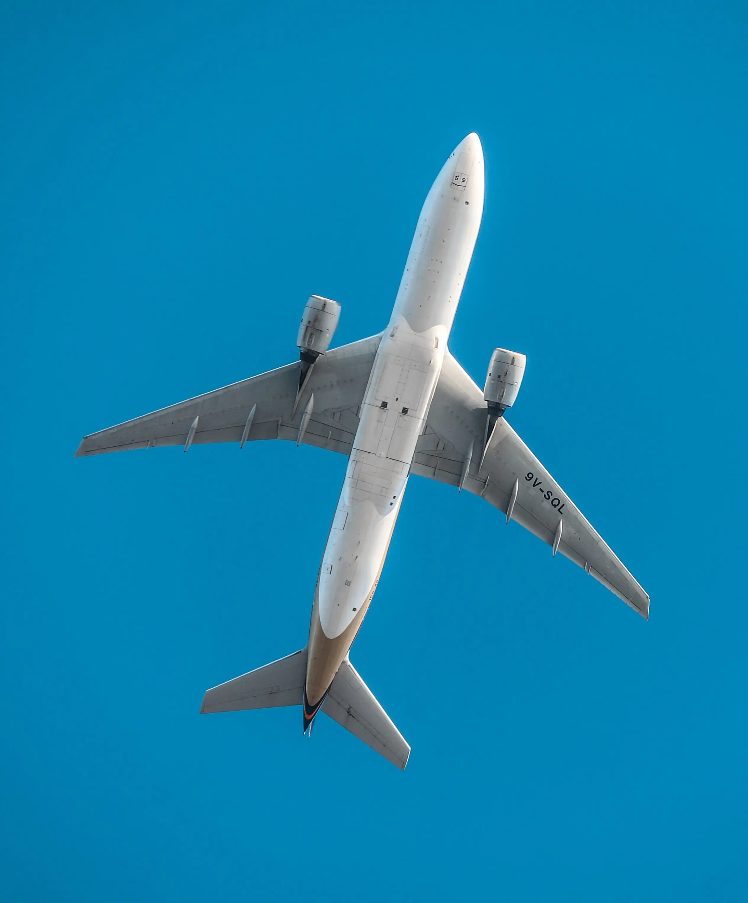 Flugzeug Von Unten Vor Blauem Himmel Klein
