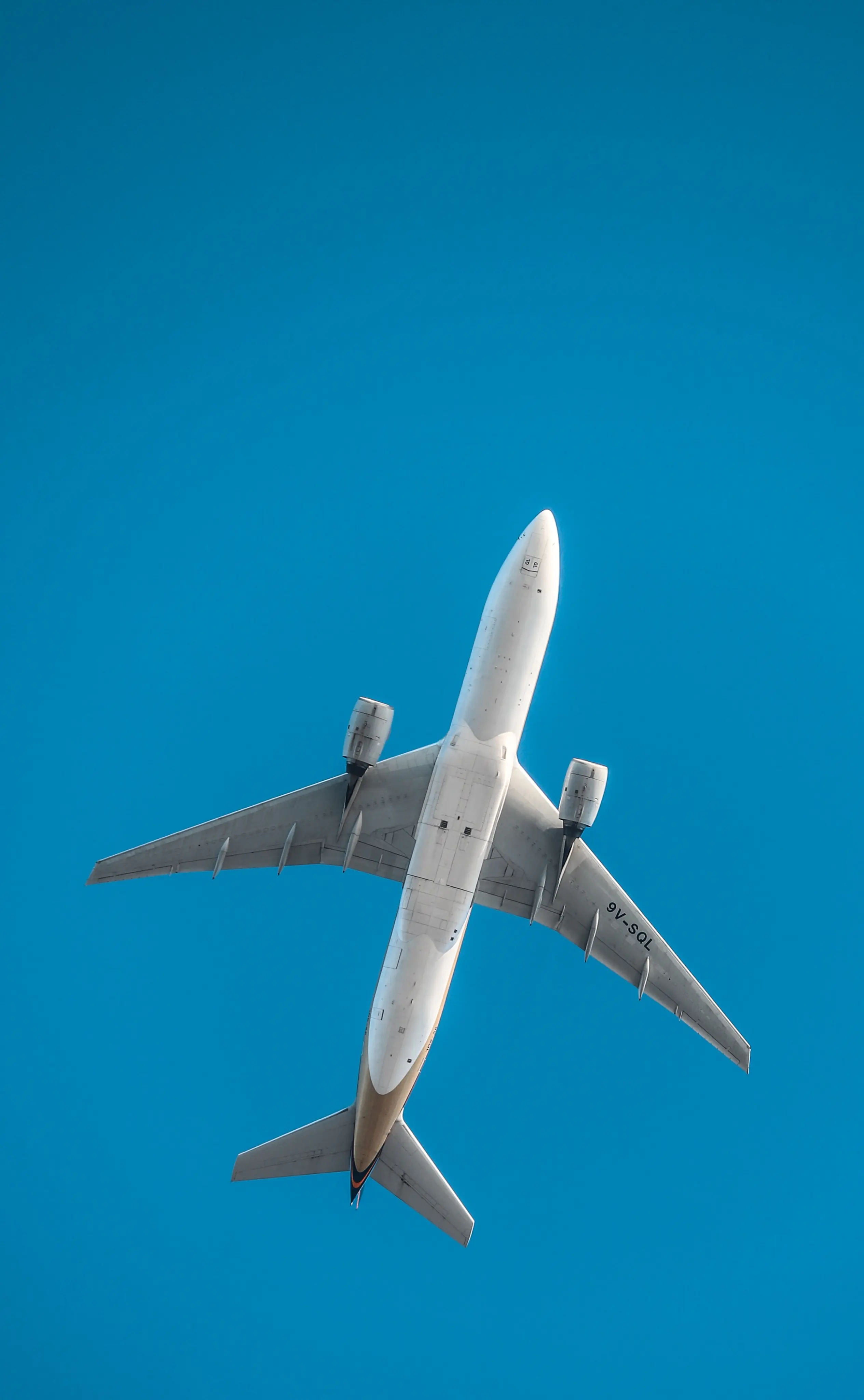 Flugzeug Von Unten Vor Blauem Himmel