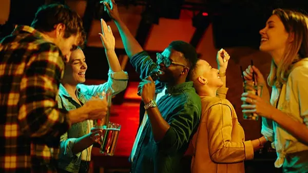 Personen singen und tanzen im Club