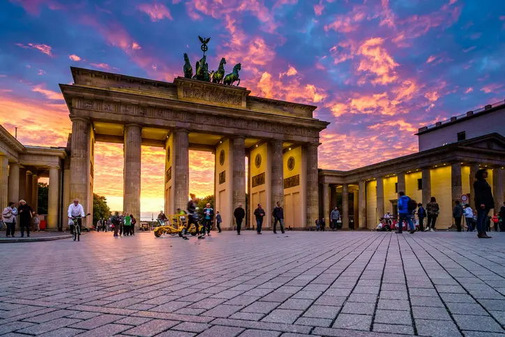 Das Brandenburger Tor in Berlin bei Sonnenuntergang.