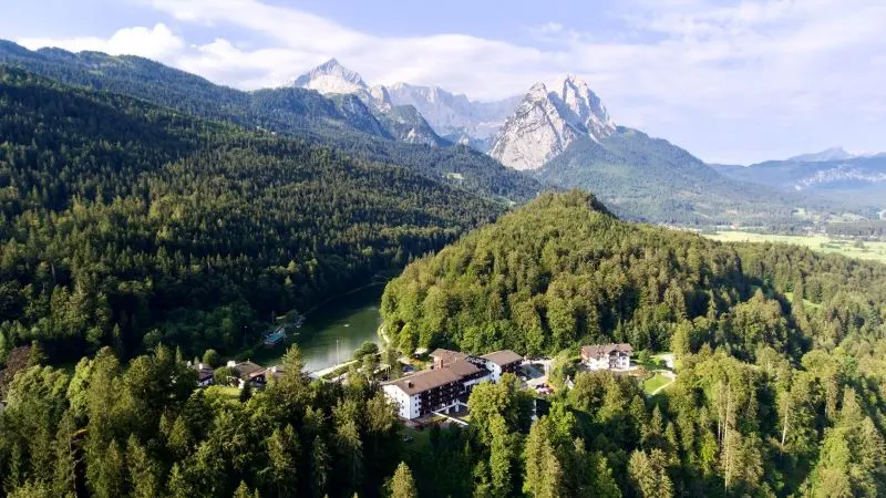 Berg- und Waldlandschaft am Hotel Riessersee