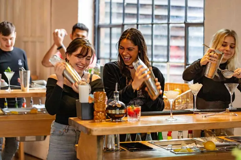 Gruppe bei einem Cocktailkurs