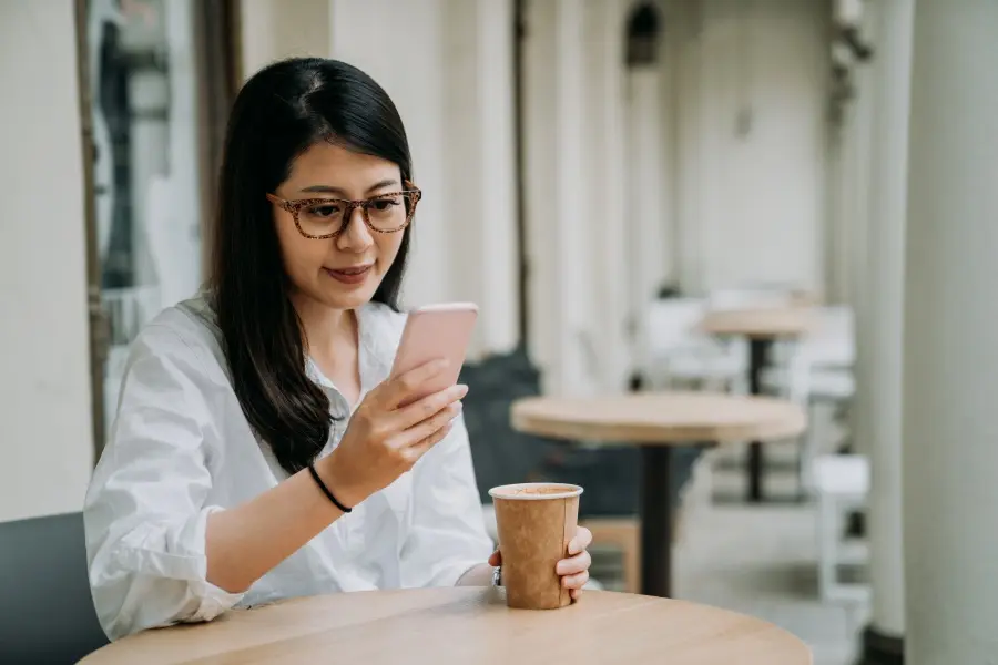 Apps Fuer Kleinunternehmer Frau Am Handy