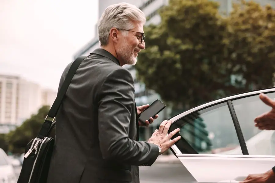 Dienstwagenrichtlinie Mann Mit Handy An Autotuer