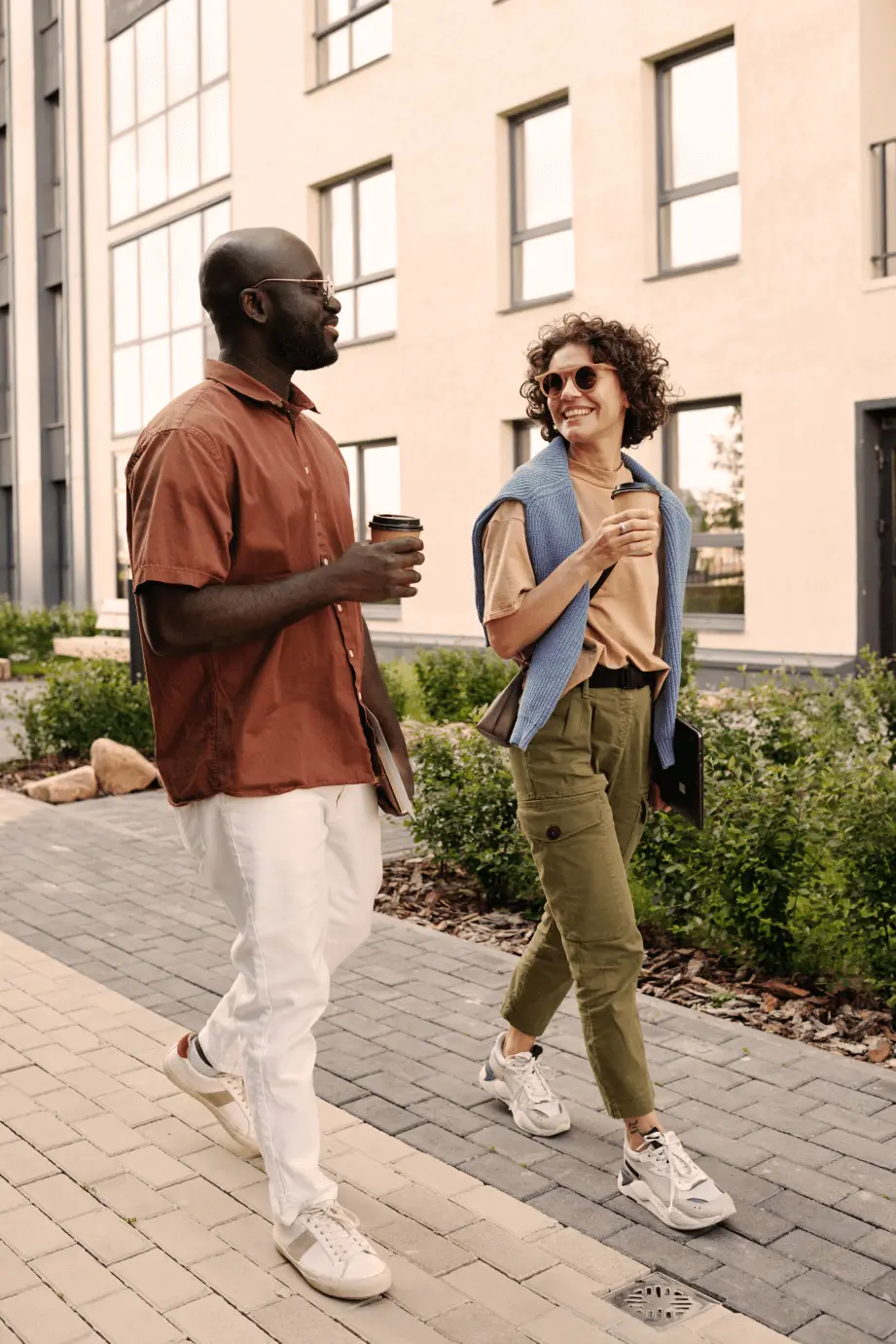 Zwei Personen Mit Kaffe In Der Hand Auf Strasse Neu