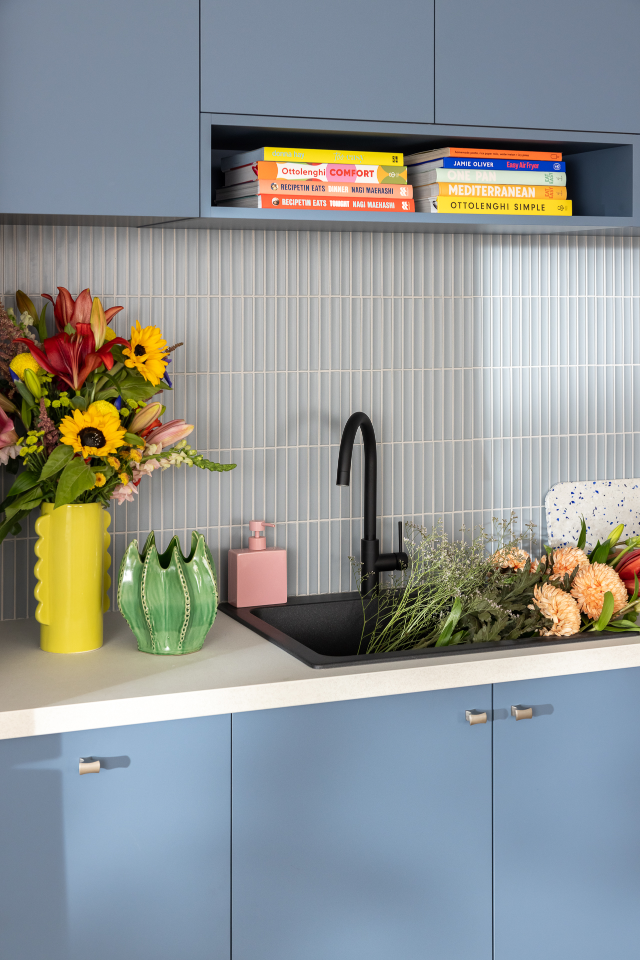 A modern kitchen with Customisable Open Shelving.