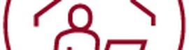 Person vor Laptop mit Haus im Hintergrund