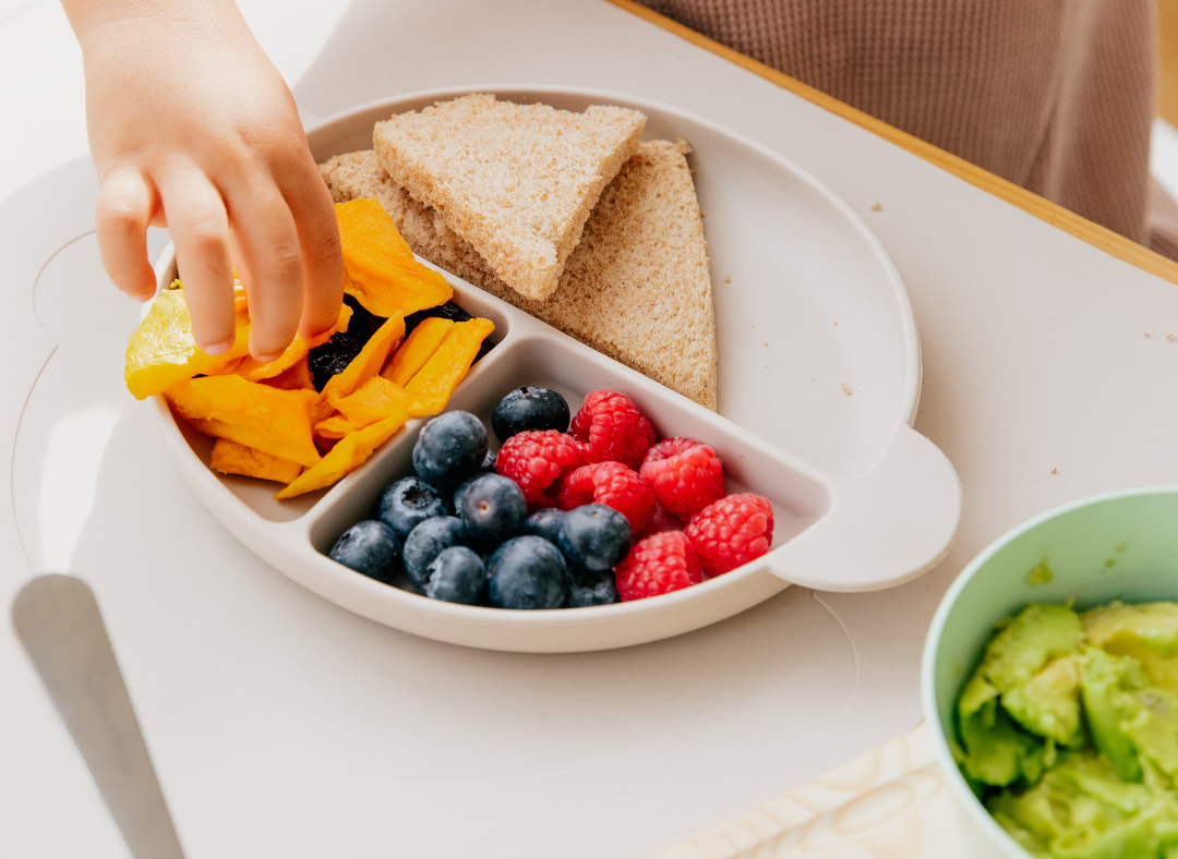 Kind met onbewerkt eten