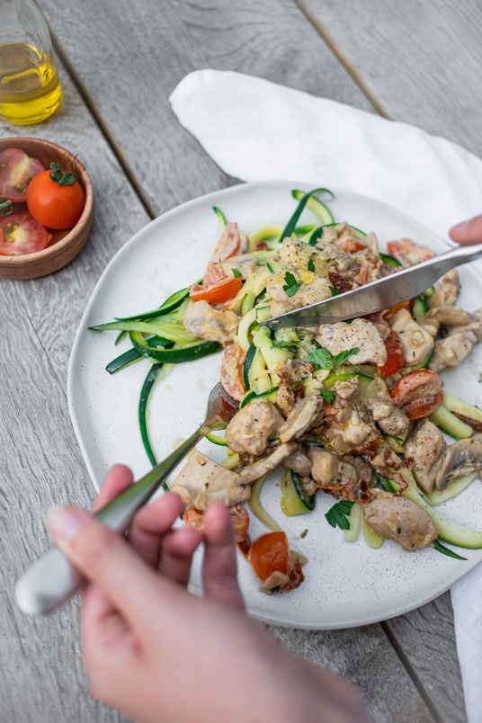 iemand-eet-courgetti-kip-pesto