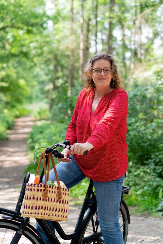 vrouw-op-fiets-in-bos