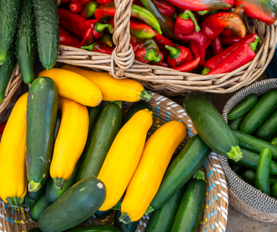 Manden gevuld met courgette en puntpaprika