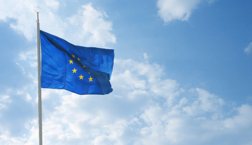 vlag-in-blauwe-lucht