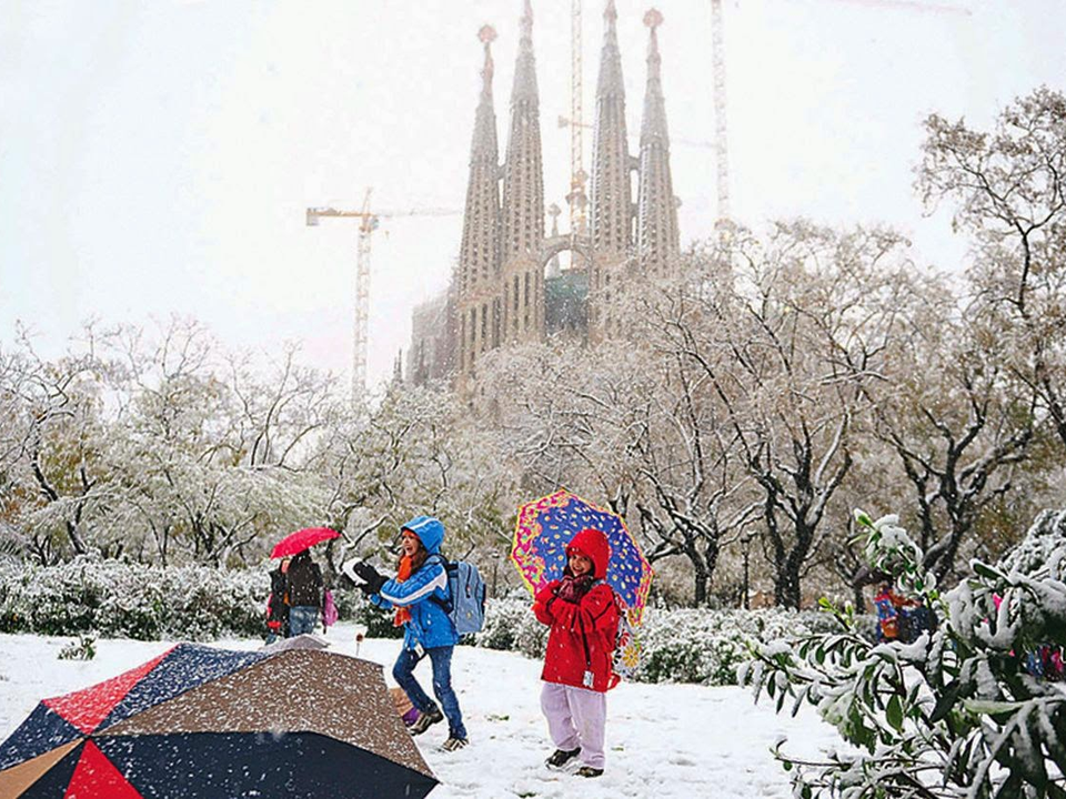 https://a.storyblok.com/f/190572/1485x834/000fedb438/sagrada-familia-snow.png/m/960x720