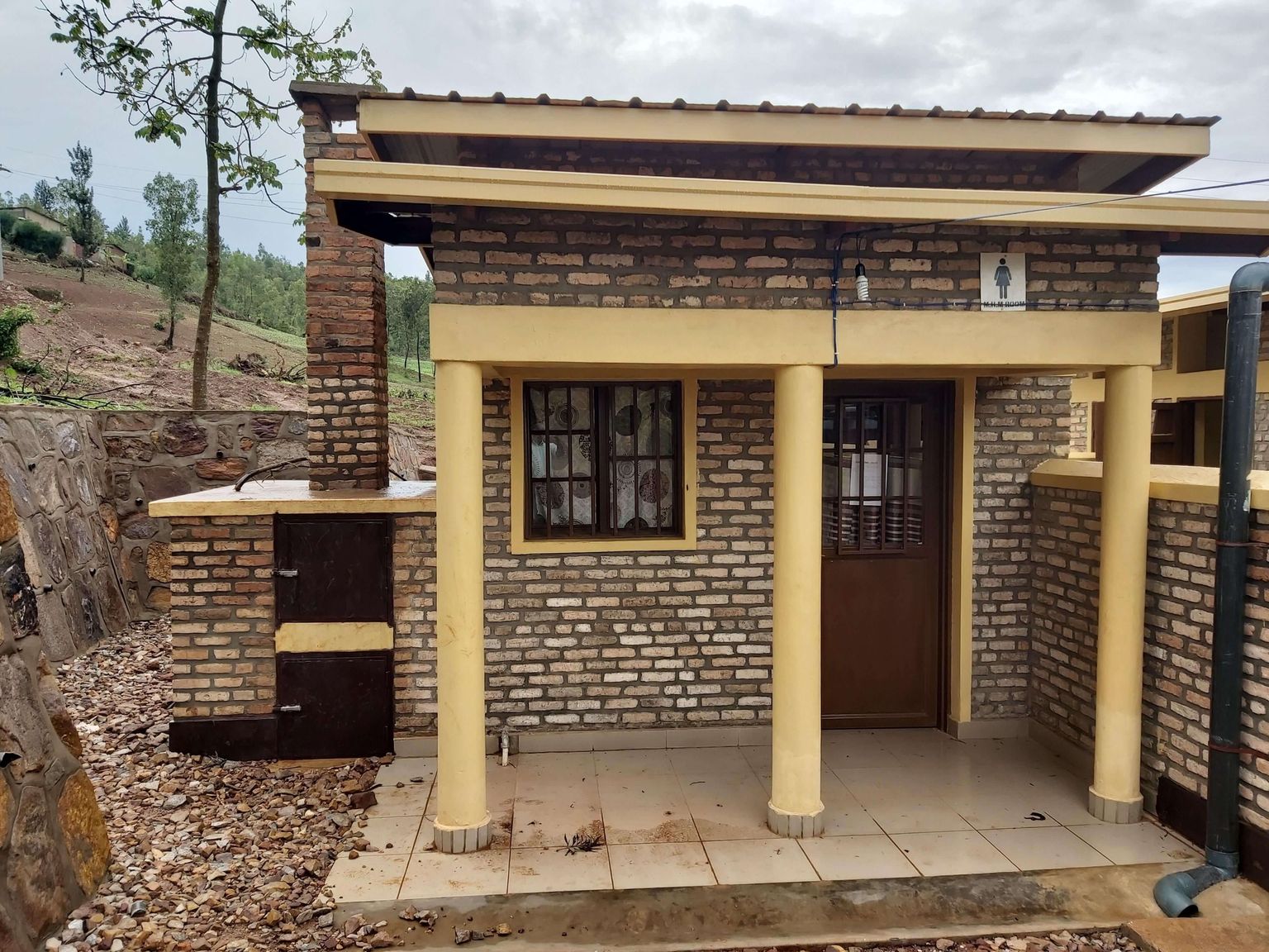 MHH-friendly WASH packages delivered to 19 schools in Rwanda | SNV