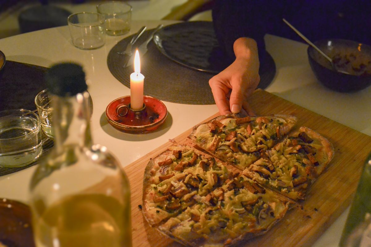 Flammkuchen mit Champignons und Räuchertofu