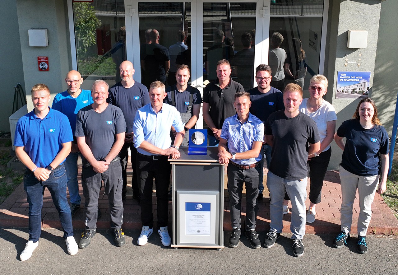 Mitarbeitende der Arntz Optibelt Gruppe freuen sich über das Gütesiegel „Sicher mit System“.