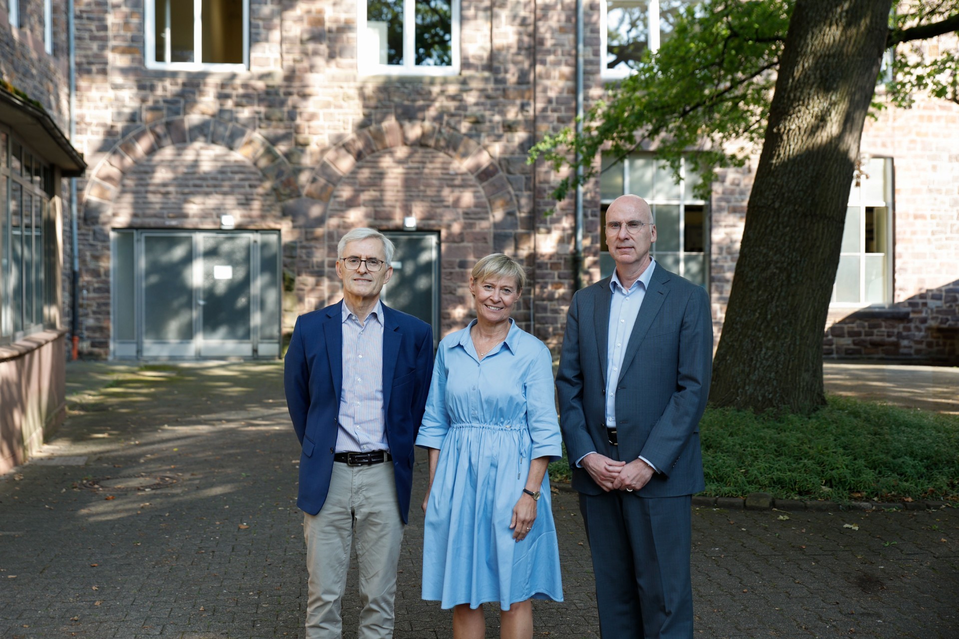 Einige der Testfahrer/-innen bei der Übergabe der Fahrräder