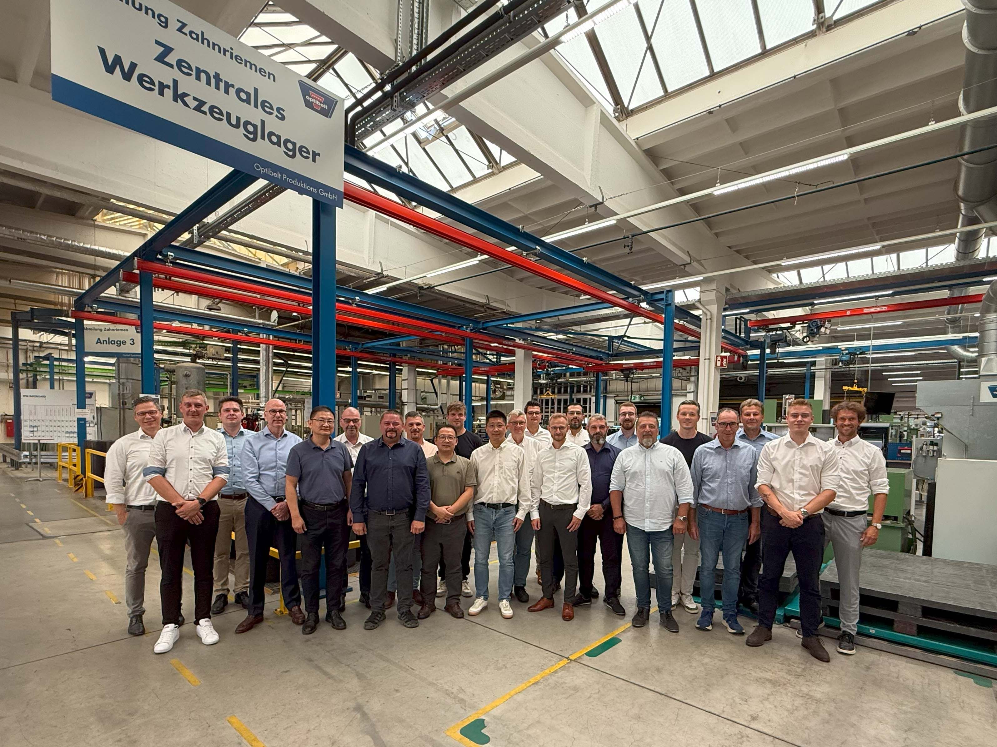 Die Werkleiter der Arntz Optibelt Gruppe im Zentralen Warenlager der Optibelt Produktions GmbH in Bad Blankenburg.