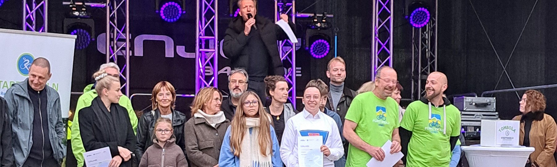 Für Optibelt nahmen Hannah Timmermann und Marian Struck die Urkunde vom Höxteraner Bürgermeister, Daniel Hartmann, entgegen. 