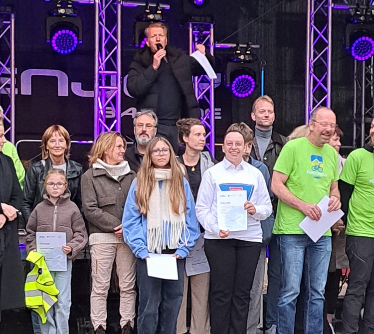 Für Optibelt nahmen Hannah Timmermann und Marian Struck die Urkunde vom Höxteraner Bürgermeister, Daniel Hartmann, entgegen. 