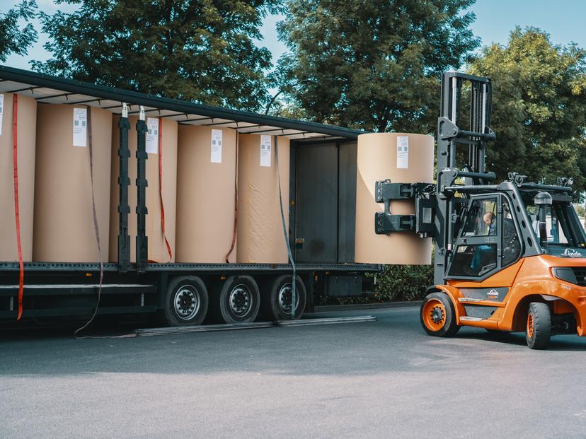 Ein Stapler belädt einen LKW auf dem Betriebshof.