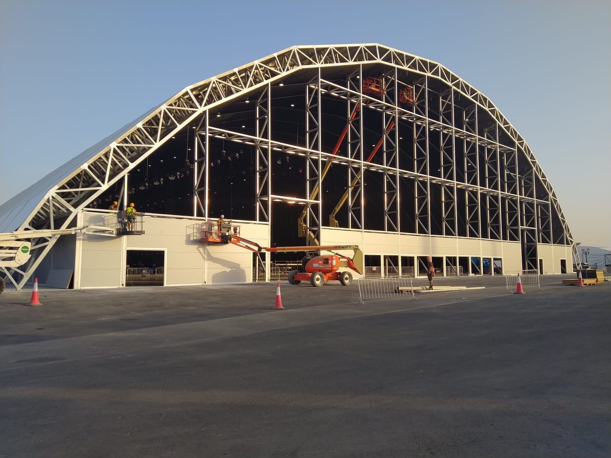 Montage einer Wave Leichtbauhalle mit Satteldach, ideal als Veranstaltungszelt, Industriezelt oder Sporthalle. Flexibel, stabil und temporär einsetzbar.