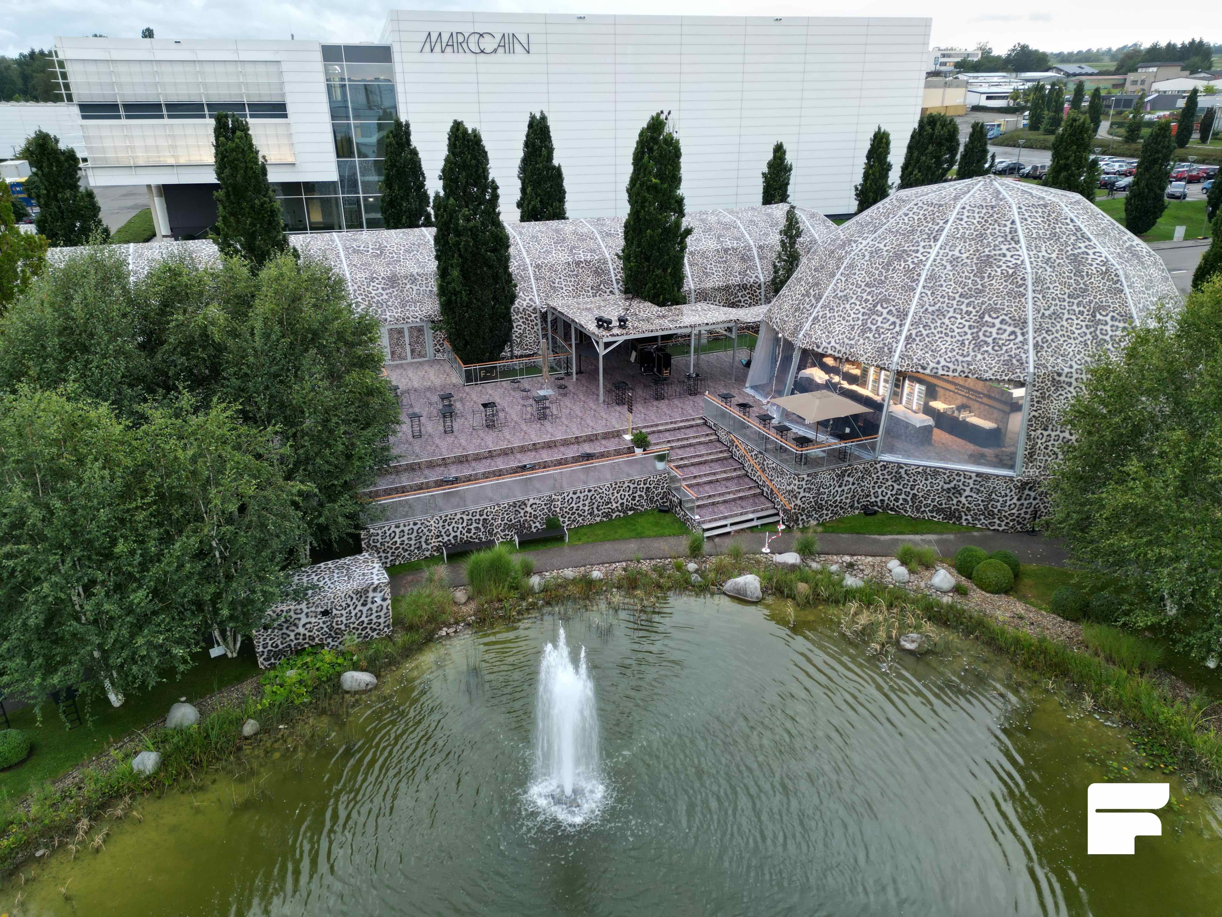 (DE) Framewert Iglu Raumkonzept und Framewert höhenverstellbares Bodensystem für MarcCain 50 Jahre Jubiläum & Fashion Show in Bodelshausen (EN) Framewert Igloo room concept and Framewert height-adjustable floor system for MarcCain 50th anniversary & Fashion Showi n Bodelshausen
