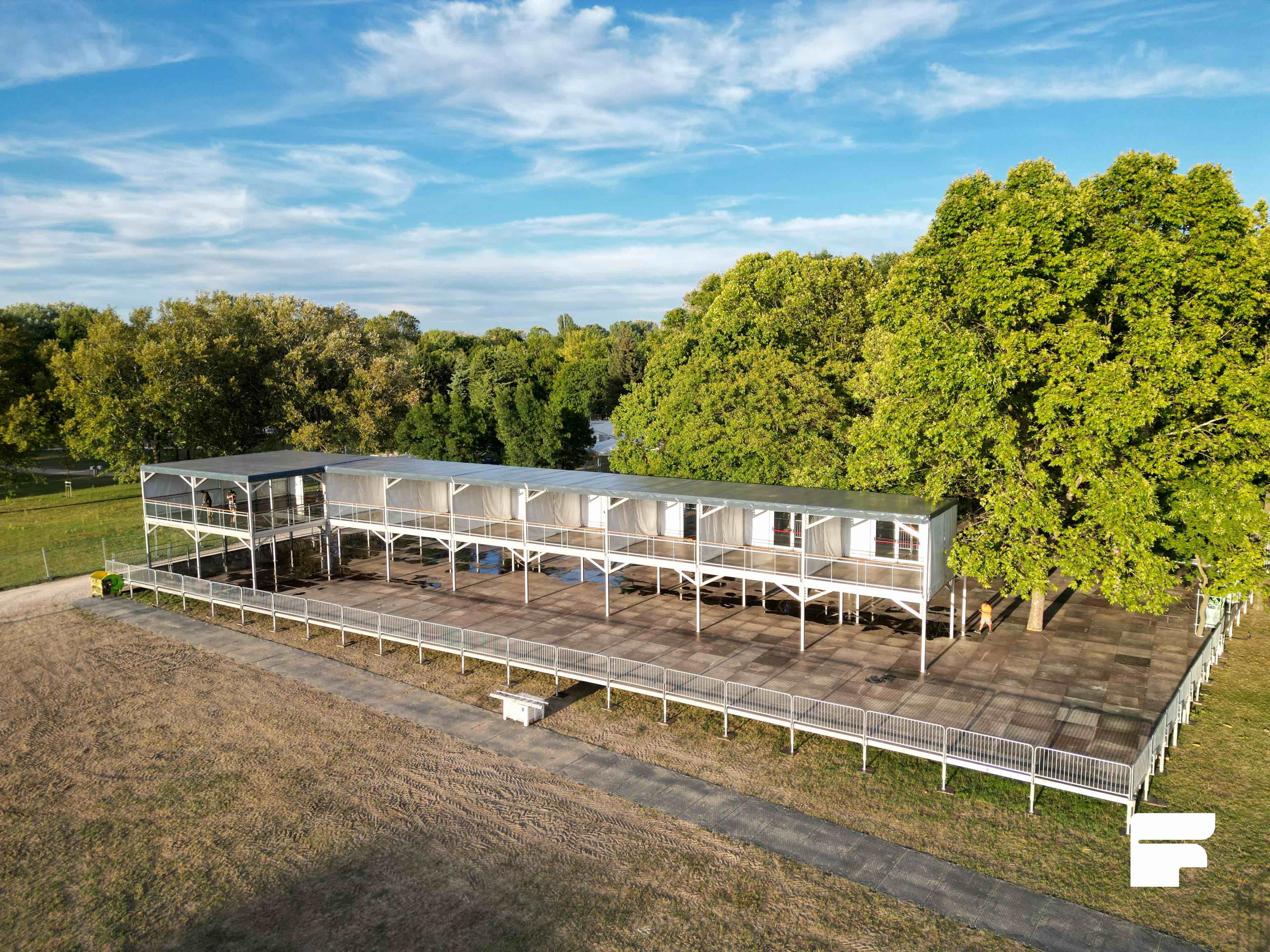 (DE) Framewert VIP Concept mit einem mehrstöckigem Storey System und höhenverstellbarem Bodensystem - realisiert im Waldgebiet für das Sziget Festival in Budapest (EN) Framewert VIP Concept with multi-level storey system and height-adjustable floor system in the forest area for the Sziget Festival in Budapest