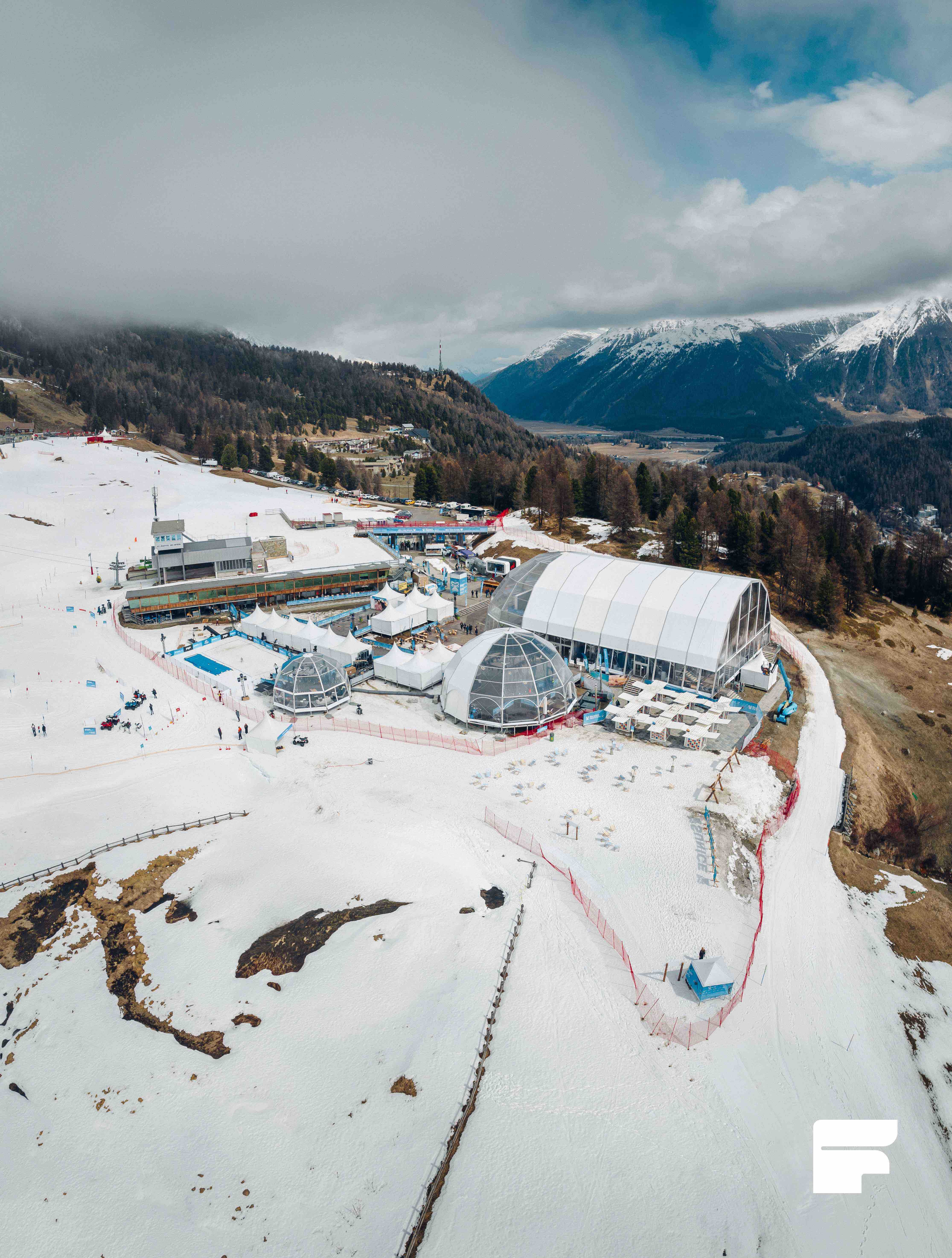 (DE) Framewert Igloo Raumkonzept und Framewert höhenverstellbares Bodensystem für das Sunice Festival in St. Moritz Schweiz - Gebirge - Schneelandschaft (EN) Framewert Igloo room concept for the Sunice Festival in St. Moritz Switzerland (EN) Framewert Igloo room concept and Framewert height-adjustable flooring system for the Sunice Festival in St. Moritz Switzerland, Mountain with snow landscape