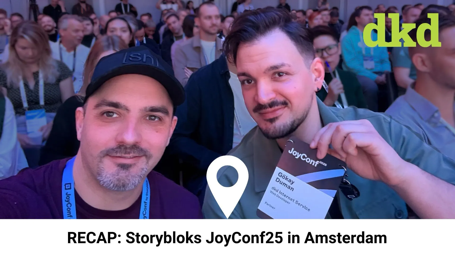 Nils und Gökay auf der JoyConf25, vor einer Menschenmenge