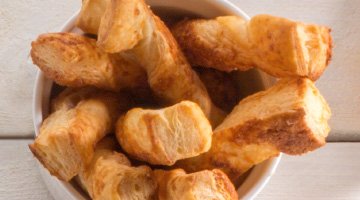 Bastoncini di sfoglia al formaggio