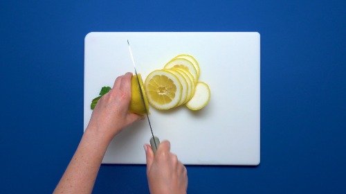 Preparazione Acqua aromatizzata limone-mirtilli-menta 01