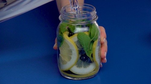 Preparazione Acqua aromatizzata limone-mirtilli-menta 03