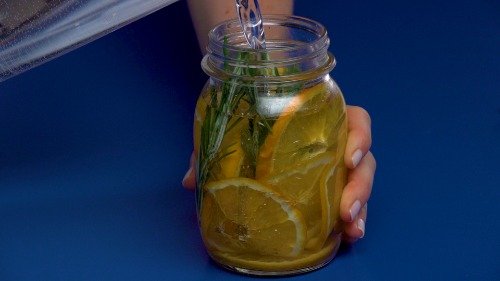 Preparazione Acqua aromatizzata arancia-rosmarino 03