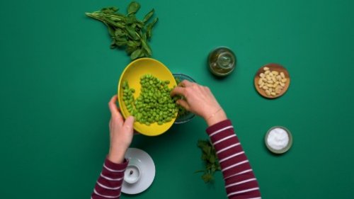 Preparazione Pasta con pesto di edamame 01