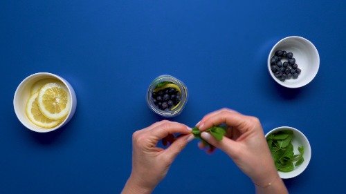 Preparazione Acqua aromatizzata limone-mirtilli-menta 02