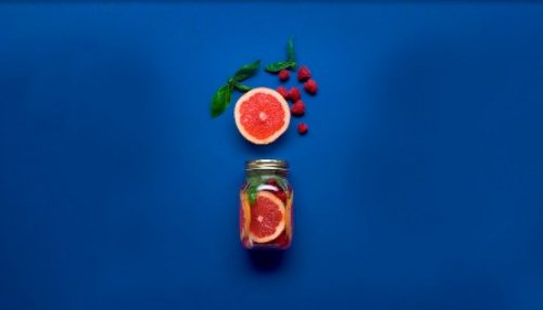 Preparazione Acqua aromatizzata pompelmo rosa-lamponi-basilico 04