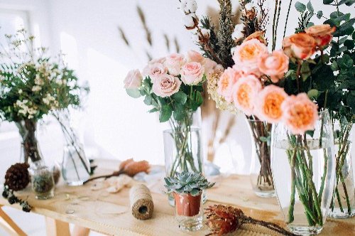 Vasi di vetro con fiori