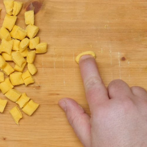 Preparazione Cavatelli allo zafferano con fave carciofi e piselli 04
