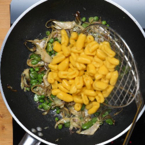 Preparazione Cavatelli allo zafferano con fave carciofi e piselli 11