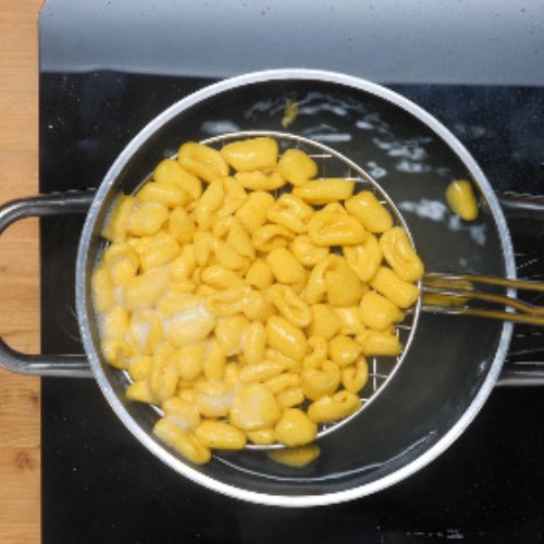 Preparazione Cavatelli allo zafferano con fave carciofi e piselli 10