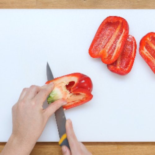 Preparazione Mezzemaniche con salsa ai peperoni acciughe e ricotta 01