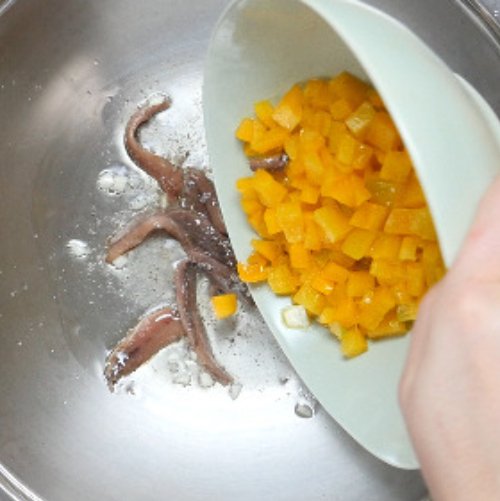 Preparazione Mezzemaniche con salsa ai peperoni acciughe e ricotta 06