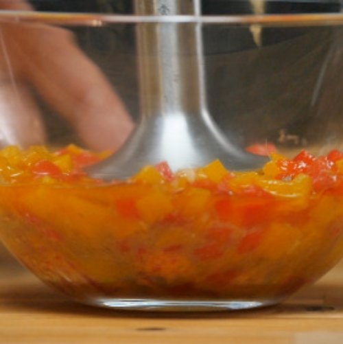 Preparazione Mezzemaniche con salsa ai peperoni acciughe e ricotta 08