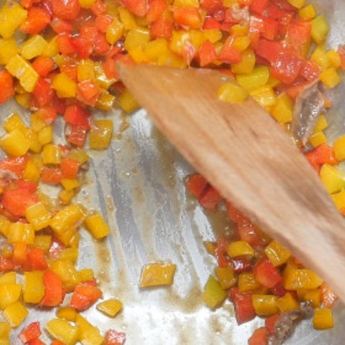 Preparazione Mezzemaniche con salsa ai peperoni acciughe e ricotta 07