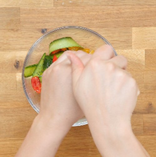 Preparazione Crackers con semi misti, robiola e verdure 12